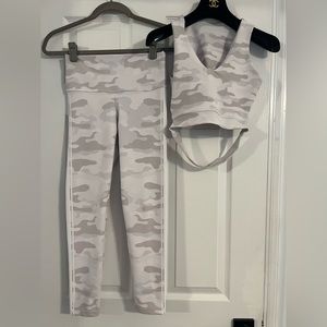 Venor white & gray Camo bra top size OSFM & leggings size XS/S workout set EUC